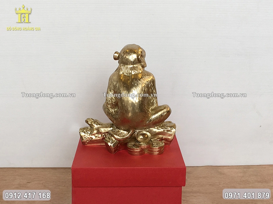 Hình ảnh phía sau của bức tượng khỉ